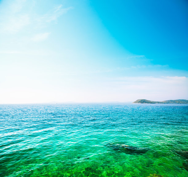 美丽的绿松石海，蓝天白云。图片下载