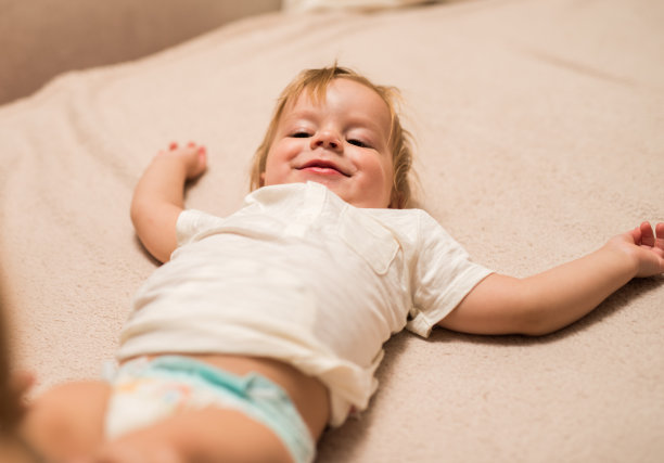 沉睡的小男孩图片下载