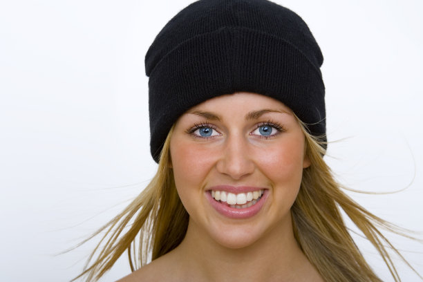 戴黑帽子的金发美女图片下载