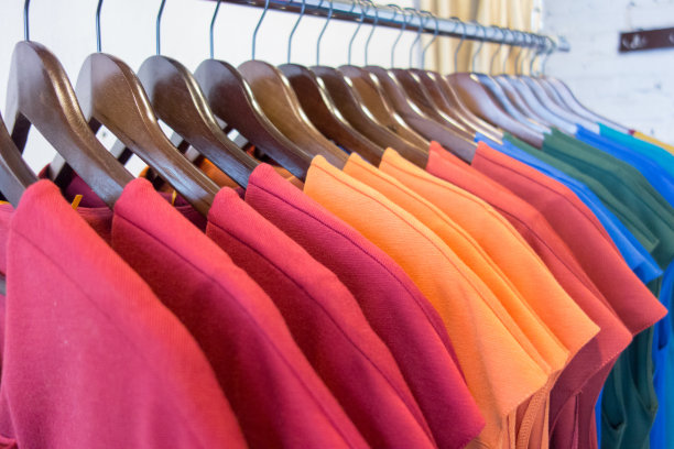 多种颜色的衣服挂在店里。出售图片下载