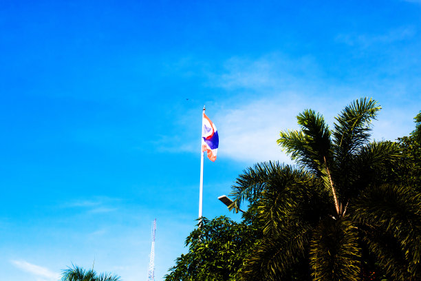 在蓝天背景下挥舞泰国国旗的图像。图片下载