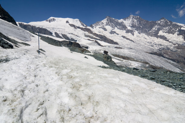 瑞士阿尔卑斯山雪地上的足迹图片下载