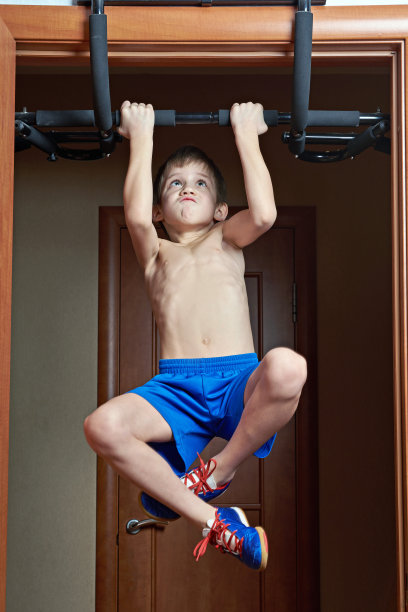 男孩在家里拉杆图片下载