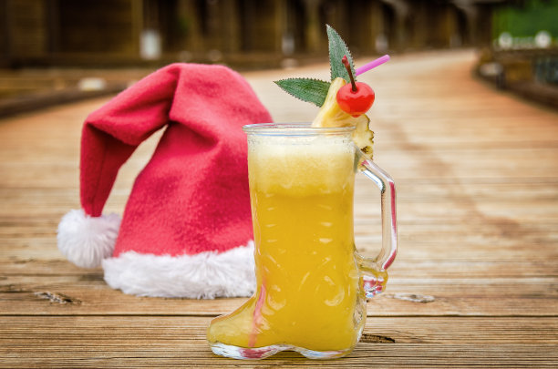 圣诞鸡尾酒的背景圣诞帽图片下载