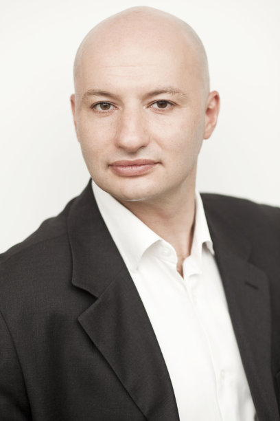 严重的成年男人图片下载