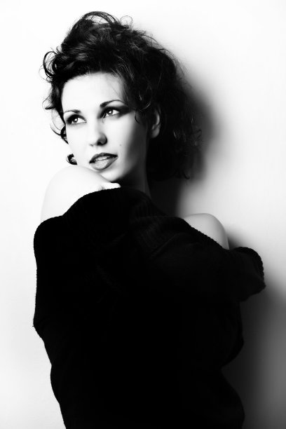 时尚黑白写真的性感女人图片下载