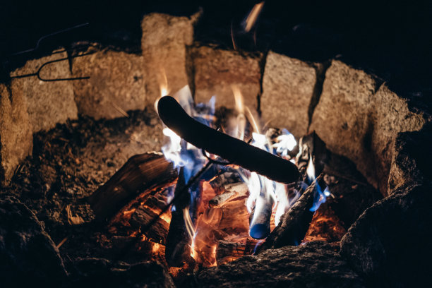 香肠在篝火图片下载