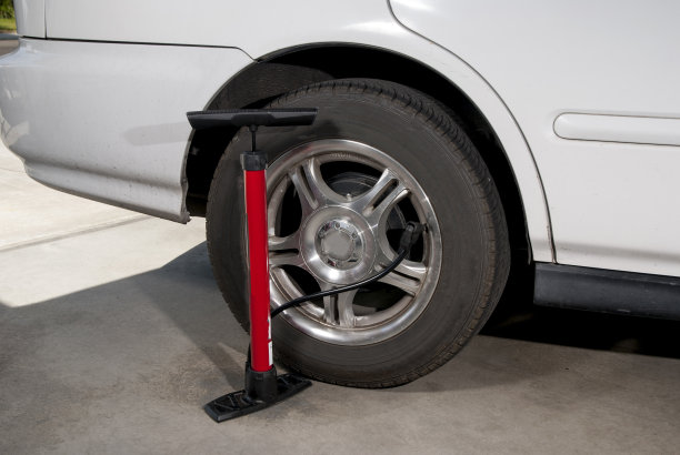 与汽车轮胎相连的水泵图片下载