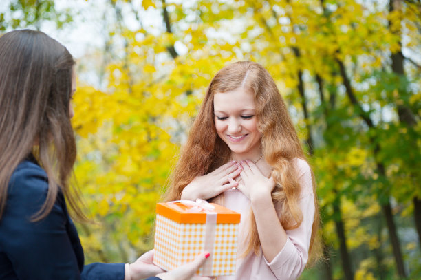 小女孩送生日礼物盒图片下载