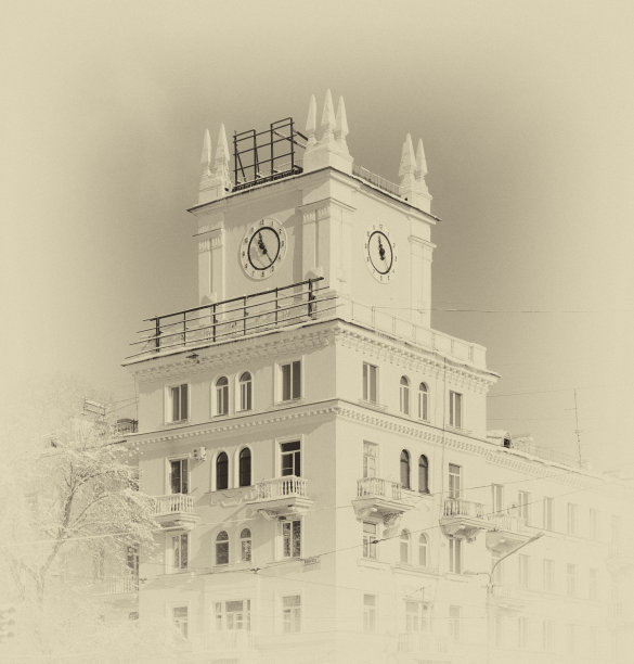 在列宁街有一个时钟的建筑图片下载