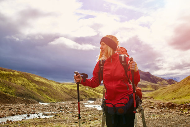 冰岛的女徒步旅行者图片下载