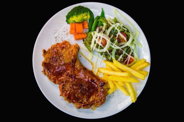 黑色背景上的牛排图片下载