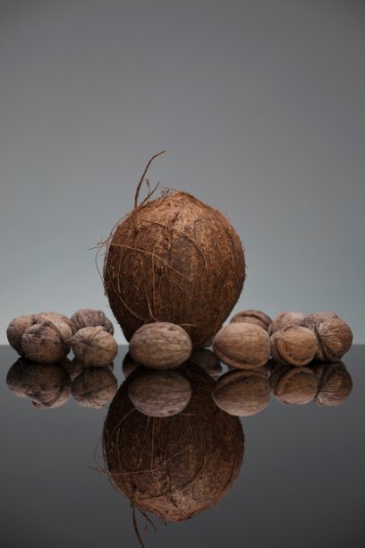 灰色背景下的花生特写镜头图片下载