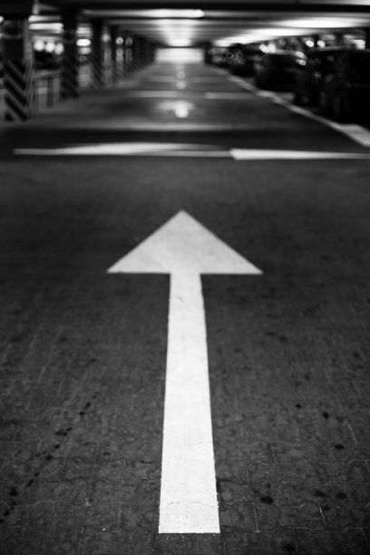 箭头在路上的地下停车场图片下载