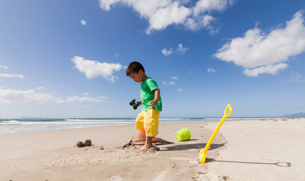 在沙滩上玩耍的孩子。图片下载