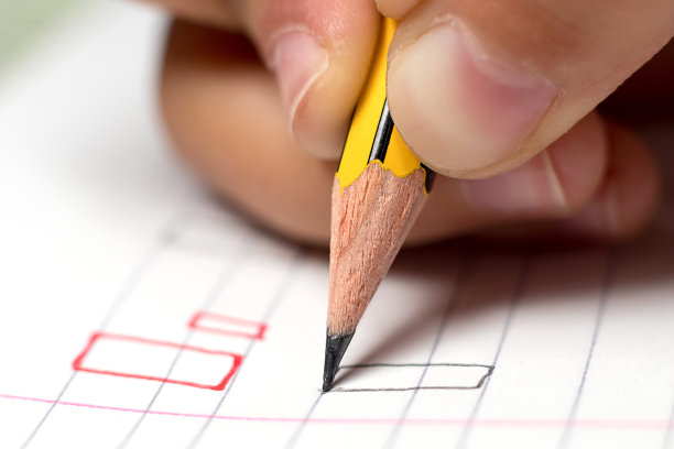 书写性的技能。教育的概念。这只手写的是矩形。关闭了。图片下载