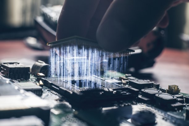 将CPU微处理器插入主板插座图片下载