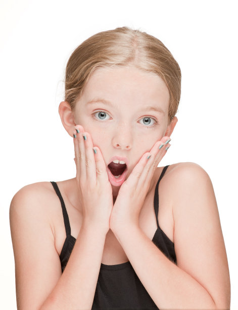 表情惊讶的年轻女孩图片下载
