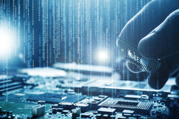 将CPU微处理器插入主板插座。素材图片