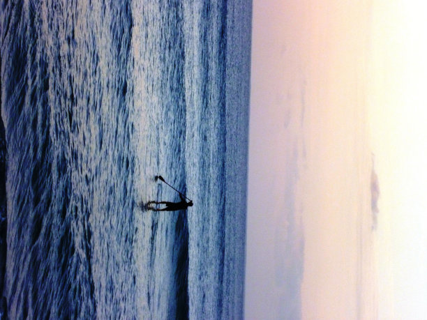 黎明时分在海上玩桨板。图片下载