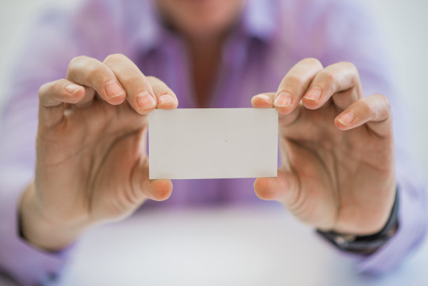 商人在办公室展示一张白纸图片下载