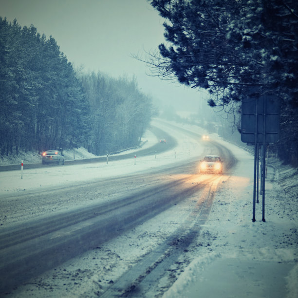 雾中的汽车。恶劣的冬季天气和危险的交通。图片下载