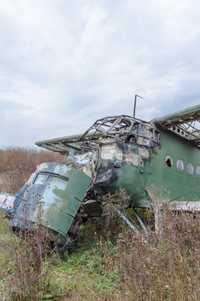 破旧的绿色俄罗斯飞机图片下载