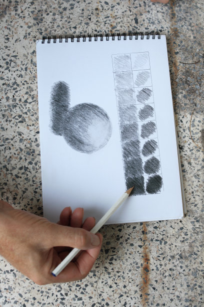 在素描本中练习基本的形状和阴影。图片下载