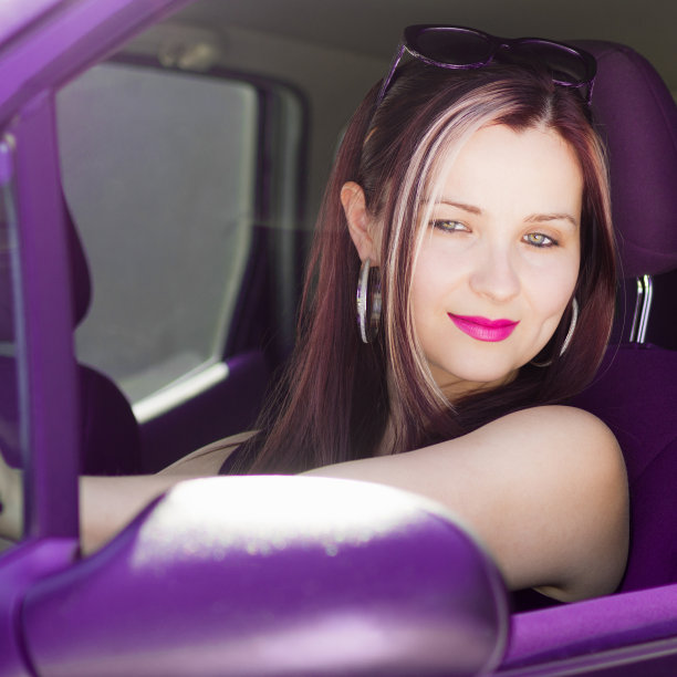 女人开着紫色的车图片下载