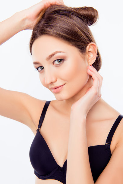 近距离肖像的女孩在黑色胸罩做发型图片下载