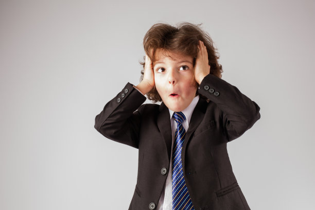 穿着西装的滑稽卷发男孩图片下载