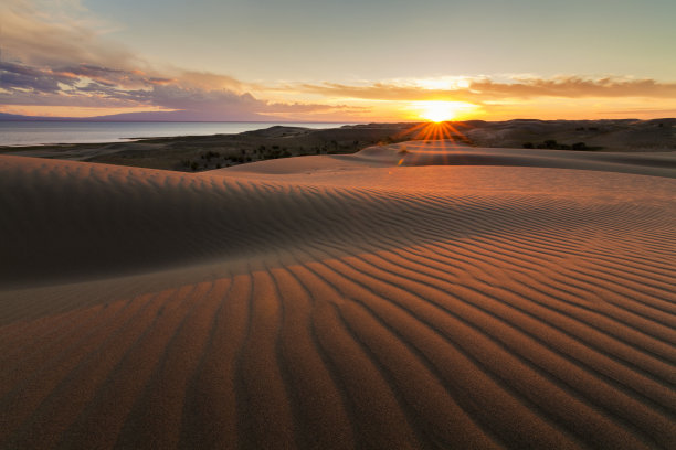 风景如画的沙漠和沙丘上金色的日落图片下载