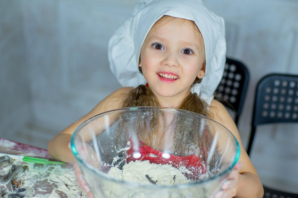 孩子烤圣诞饼干图片下载