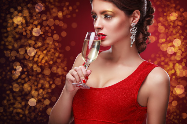 穿着红色晚礼服，戴着香槟眼镜的女人——新图片下载