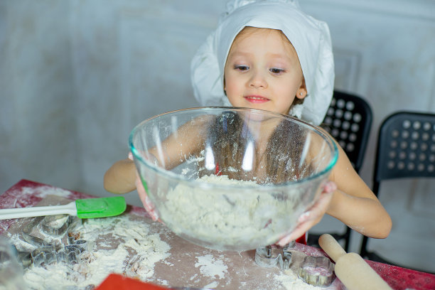 孩子烤圣诞饼干图片下载