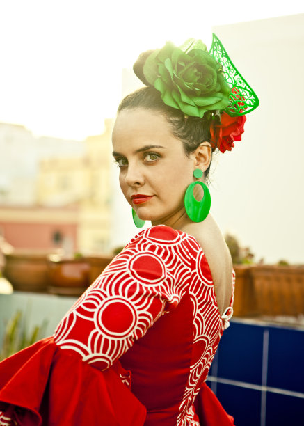 穿着红色弗拉门戈连衣裙的女人回头看图片下载