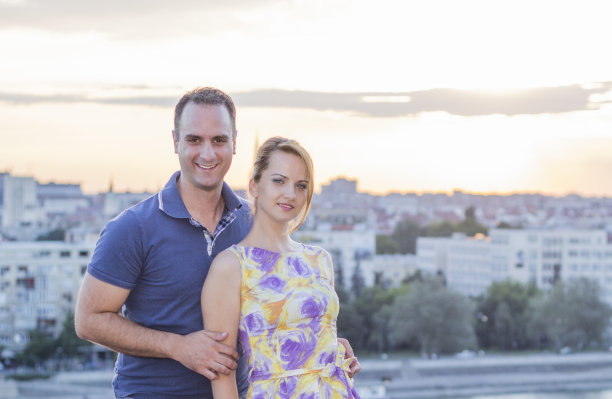 幸福的夫妇在浪漫的夜晚享受。图片下载