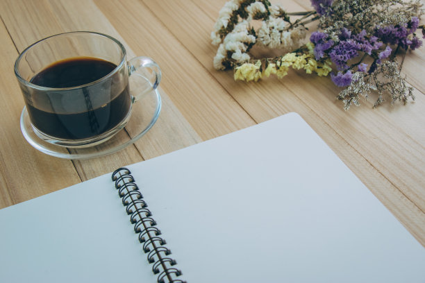 把空白笔记本放在热咖啡杯旁边图片下载
