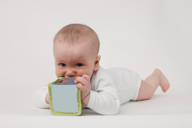 白色背景上的婴儿图片下载