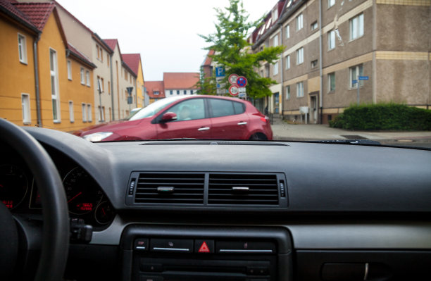 街上一辆车的黑色驾驶舱图片下载