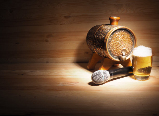 一桶一杯的啤酒，麦克风。概念卡拉ok图片下载