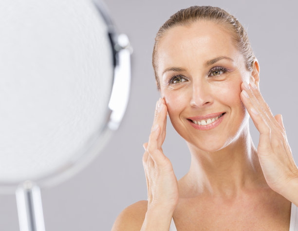 女人，脸上的关怀和温柔。素材图片