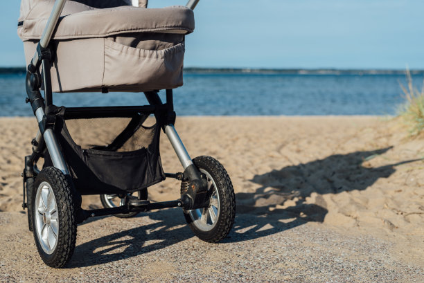 沙滩上的婴儿车图片下载