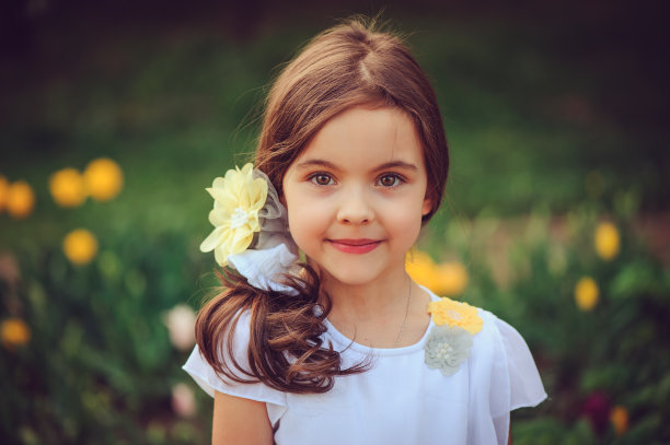 夏天的户外肖像可爱的微笑的小女孩图片下载