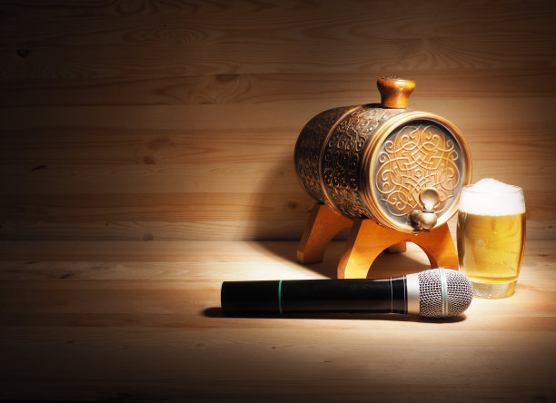 一桶一杯的啤酒，麦克风。概念卡拉ok图片下载