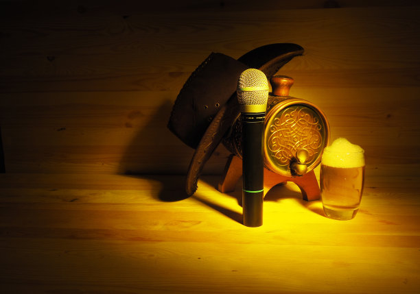 一桶一杯的啤酒，麦克风。概念卡拉ok图片下载