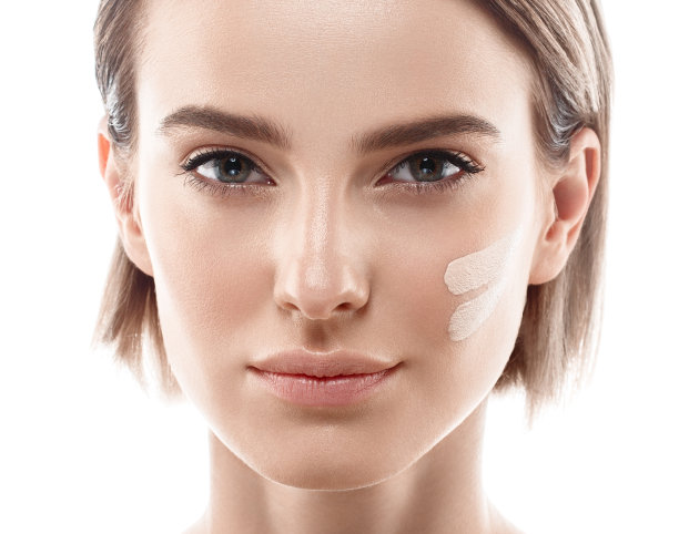 完美的妆容。女人脸上的肤色霜纹。图片下载