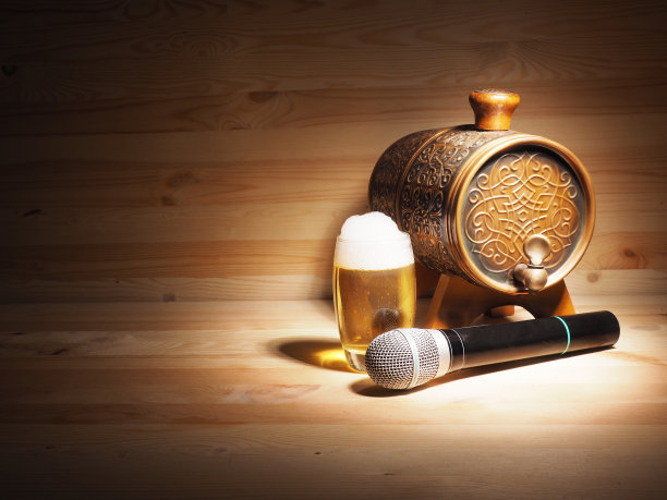 一桶一杯的啤酒，麦克风。概念卡拉ok图片下载