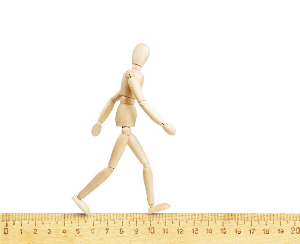 沿着数学尺前进的人图片下载