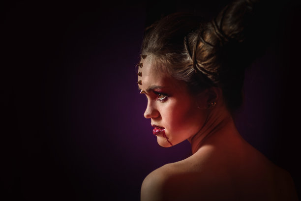 女人在万圣节化妆和角的形式的发型图片下载